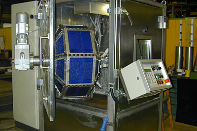 Descaling and cleaning of bits for tools in a drum Descaling and cleaning of bits for tools in a drum