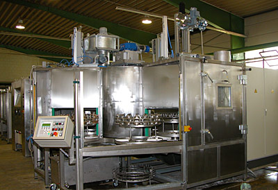 Rotative indexing automatic wet blast system for deburring and cleaning of hydraulic pump parts Rotative indexing automatic wet blast system for deburring and cleaning of hydraulic pump parts